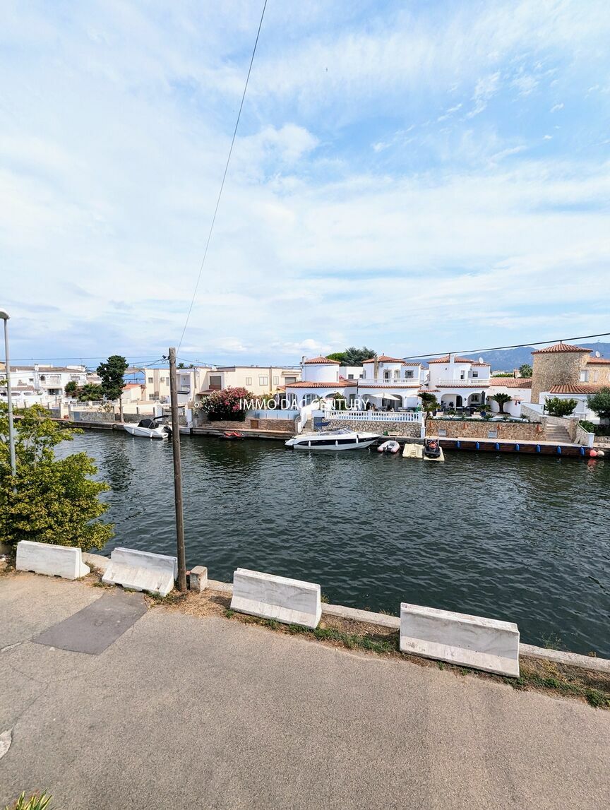 House for sale Empuriabrava with 4 bedrooms and mooring canal view
