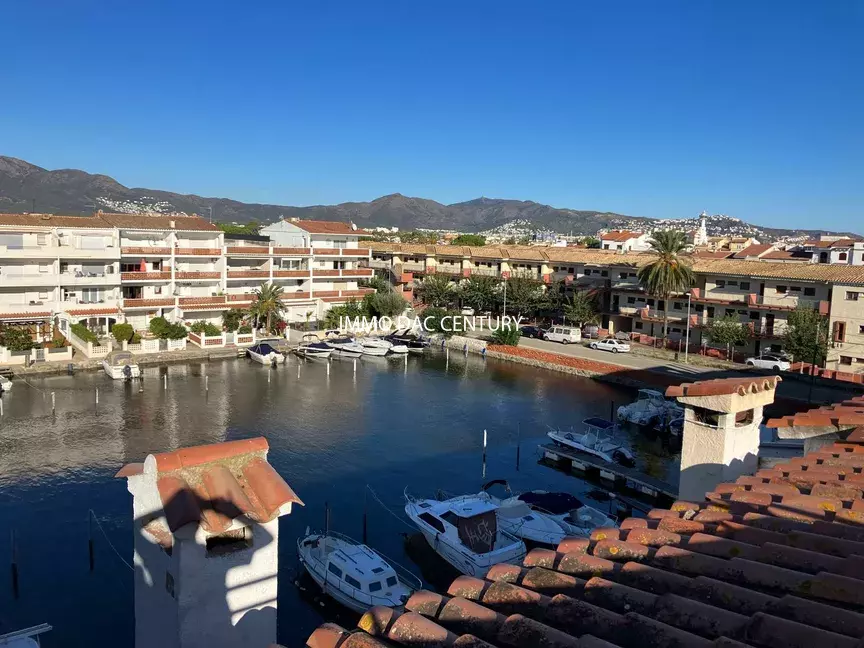 Canal view apartment with terrace for sale Empuriabrava