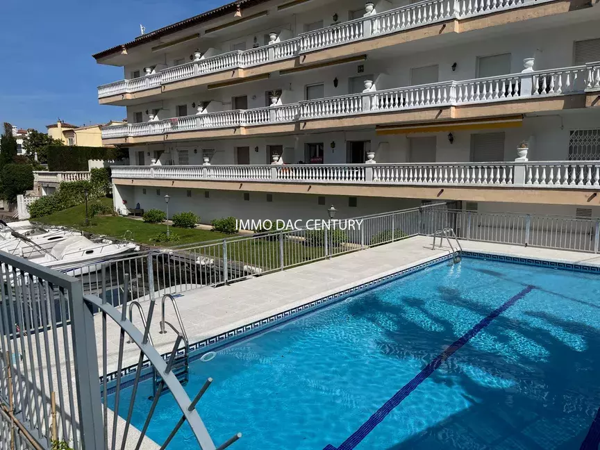 Apartment for sale in Empuriabrava with open views, communal swimming pool and mooring.