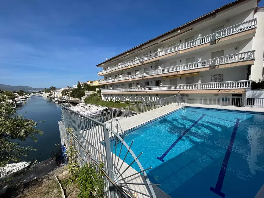 Apartment for sale in Empuriabrava with open views, communal swimming pool and mooring.