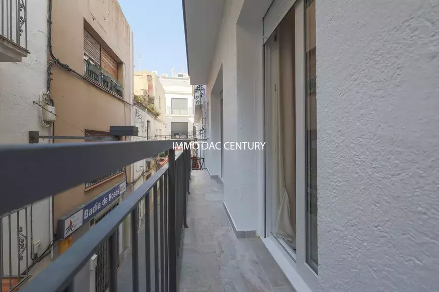 Apartment in the heart of Roses, 50m from the beach.